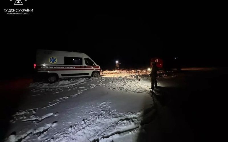 У селі Лугинської громади “швидка” застрягла на узбіччі: рятувальники витягнули авто та транспортували хвору