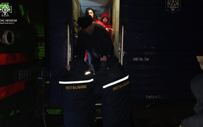 У Бердичів прибув черговий потяг з евакуйованими людьми: переселенців розселять на Коростенщині
