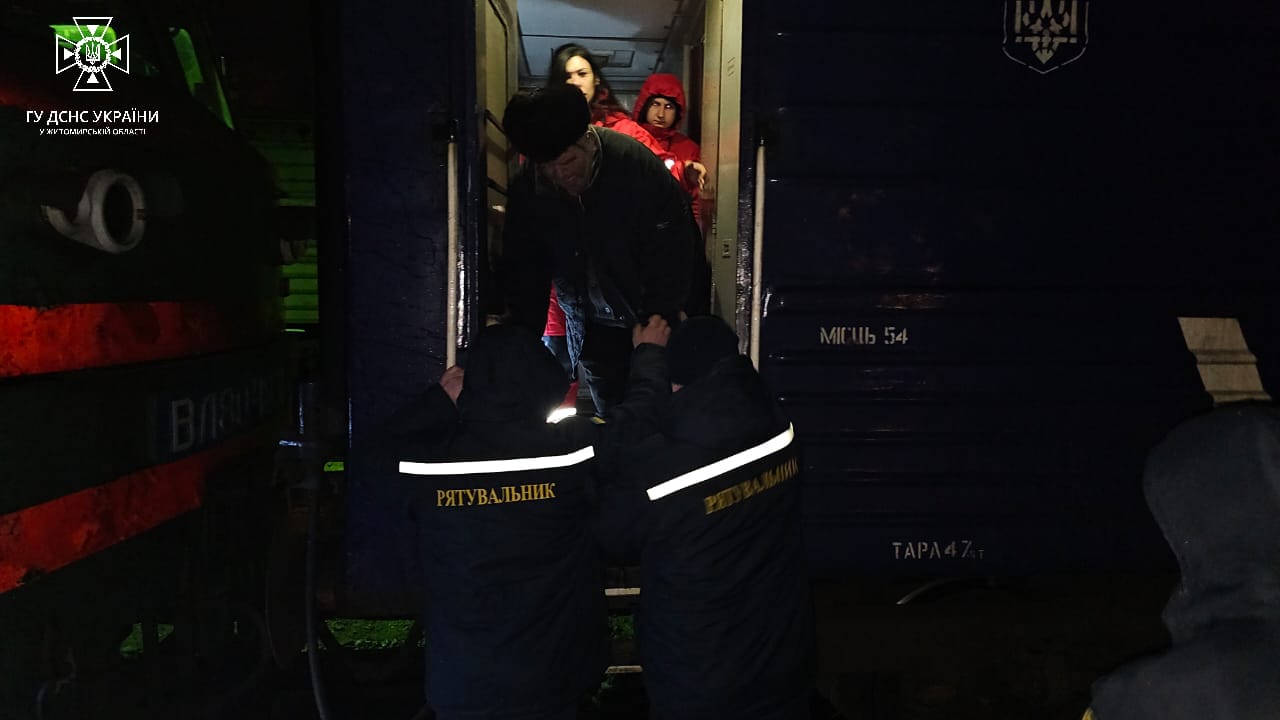 У Бердичів прибув черговий потяг з евакуйованими людьми: переселенців розселять на Коростенщині