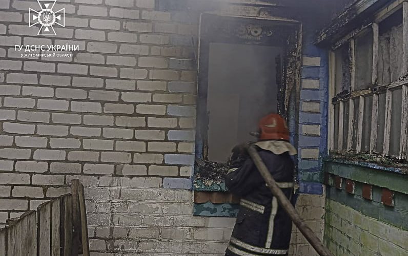 У селі Народицької громади горів будинок: сусіди винесли з приміщення тіло власника