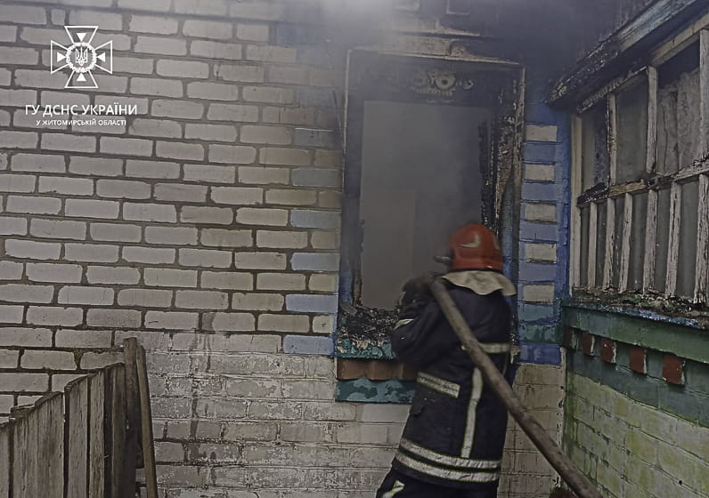У селі Народицької громади горів будинок: сусіди винесли з приміщення тіло власника