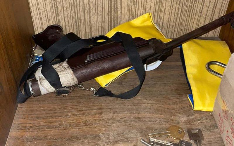 У Коростені затримали чоловіка, який напав на молодика з собакою та погрожуючи зброєю, побив