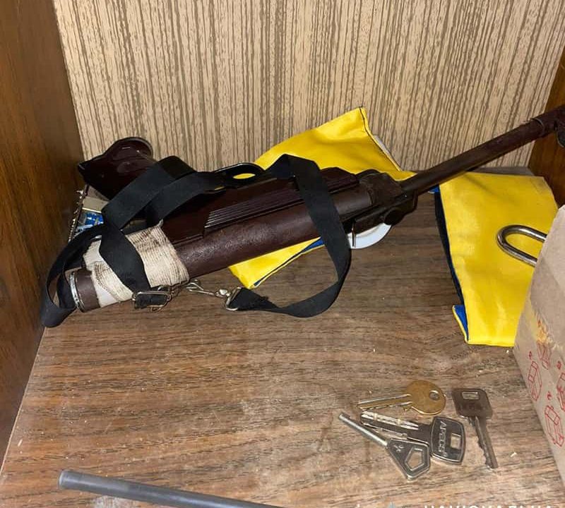 У Коростені затримали чоловіка, який напав на молодика з собакою та погрожуючи зброєю, побив