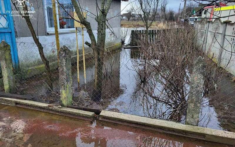 У селі Овруцької громади підтопило будинок та город: рятувальники відкачували воду