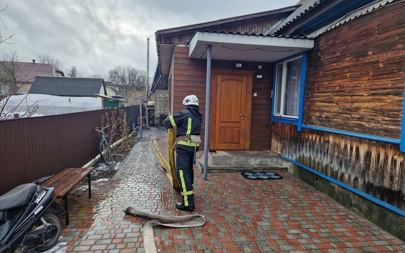 У Малині два пожежні автомобілі залучали до гасіння пожежі в господарській будівлі