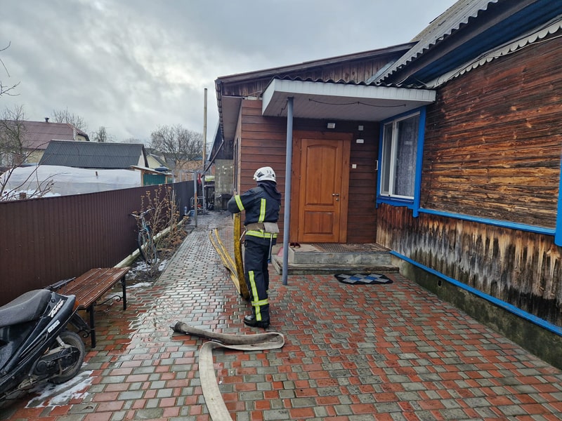 У Малині два пожежні автомобілі залучали до гасіння пожежі в господарській будівлі