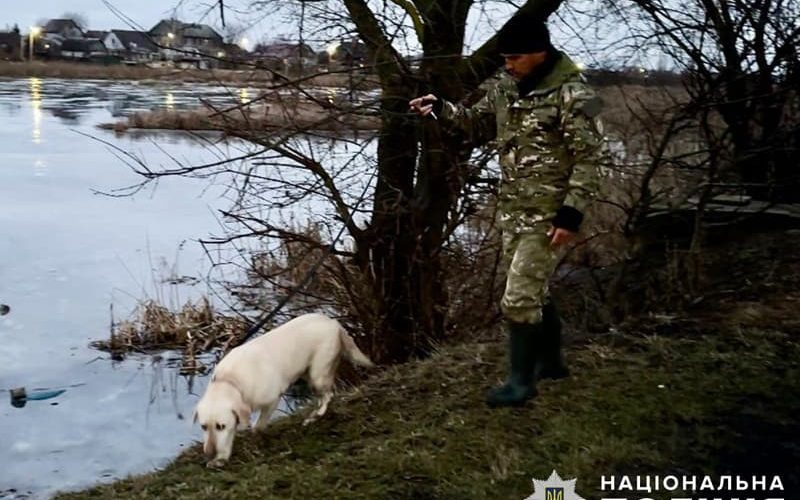 За допомогою сокири, пилки та ножа розчленував  у ванні товариша, а рештки розкидав по мікрорайоні в Житомирі