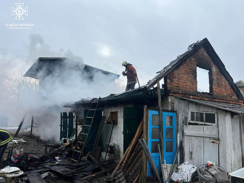 У селі Коростенського району горіла цегляна господарча будівля