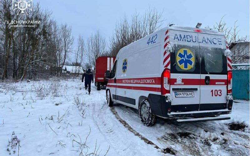 У селі Овруцької громади рятувальники витягували зі снігу “швидку” з хворим