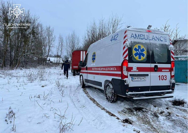 У селі Овруцької громади рятувальники витягували зі снігу “швидку” з хворим