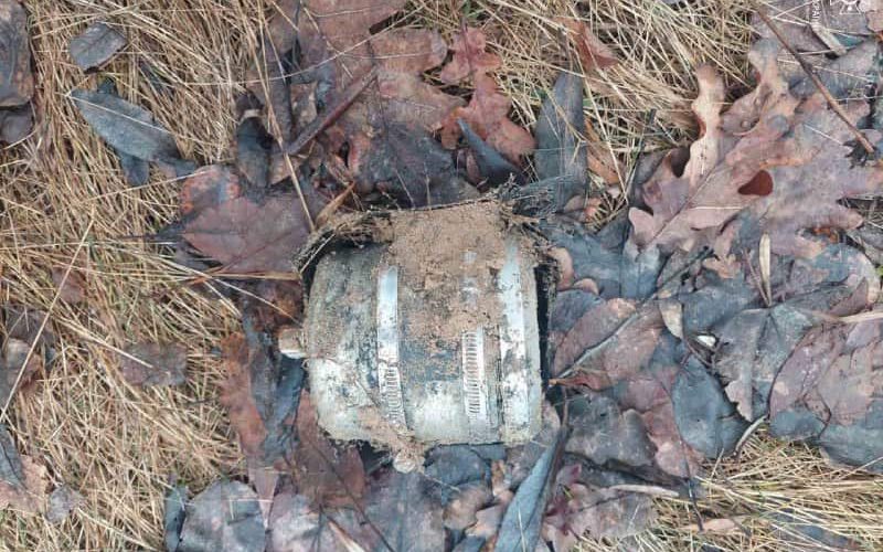 Поблизу одного з сіл Малинської громади під час заготівлі дрів місцеві натрапили на залишки сучасного снаряда