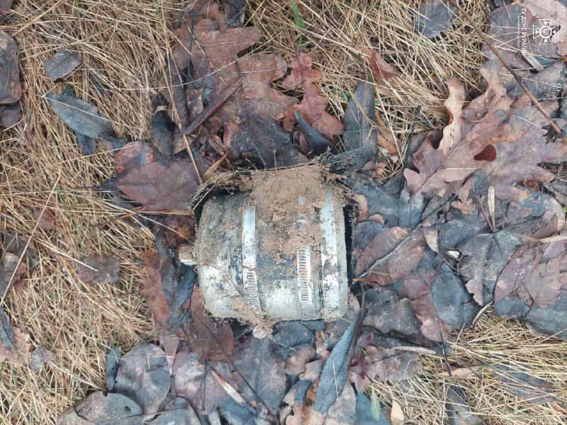Поблизу одного з сіл Малинської громади під час заготівлі дрів місцеві натрапили на залишки сучасного снаряда