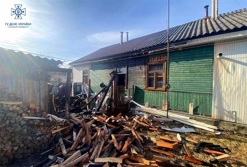 В Олевську рятувальники ліквідовували займання пожежі в господарській будівлі, а на Овруччині гасили Lanos