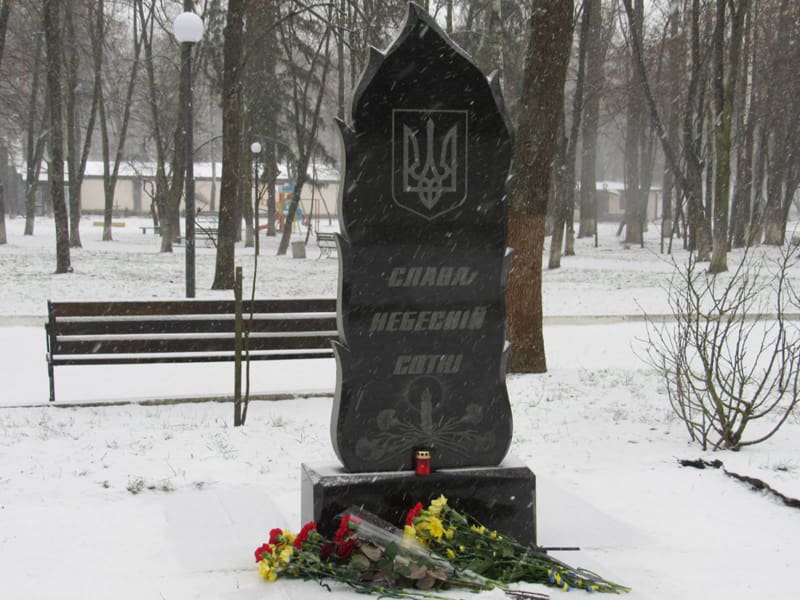 У малинському парку хвилиною мовчання та покладанням квітів вшановували пам’ять полеглих героїв України