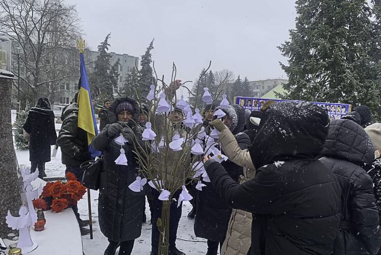 В Овручі мітингом, запалюванням лампадок та покладанням квітів вшанували пам’ять Героїв Небесної сотні