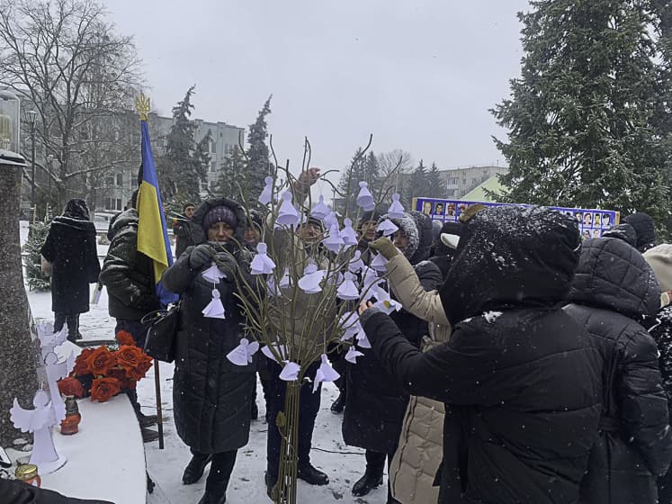 В Овручі мітингом, запалюванням лампадок та покладанням квітів вшанували пам’ять Героїв Небесної сотні