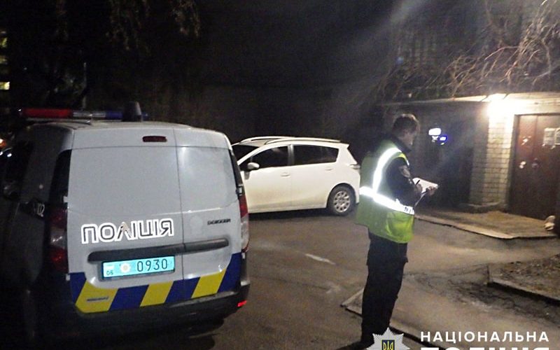 Знімали з товаришем відео: на Житомирщині з даху багатоповерхівки впала 16-річна дівчина