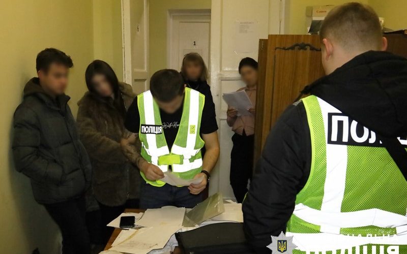 Хотів посприяти у розв’язанні питання – у Коростенському районі на хабарі у 500 доларів США затримали працівника суду