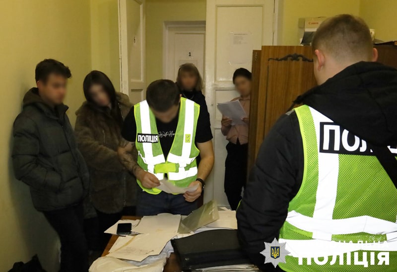 Хотів посприяти у розв’язанні питання – у Коростенському районі на хабарі у 500 доларів США затримали працівника суду