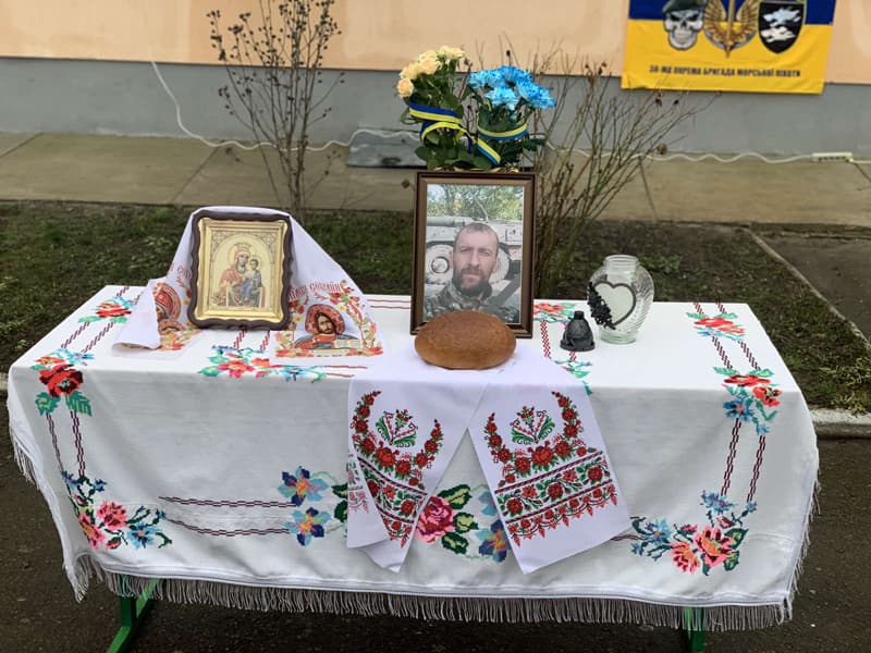 На території Овруцького ліцею відкрили меморіальну дошку воїну Роману Каплюку
