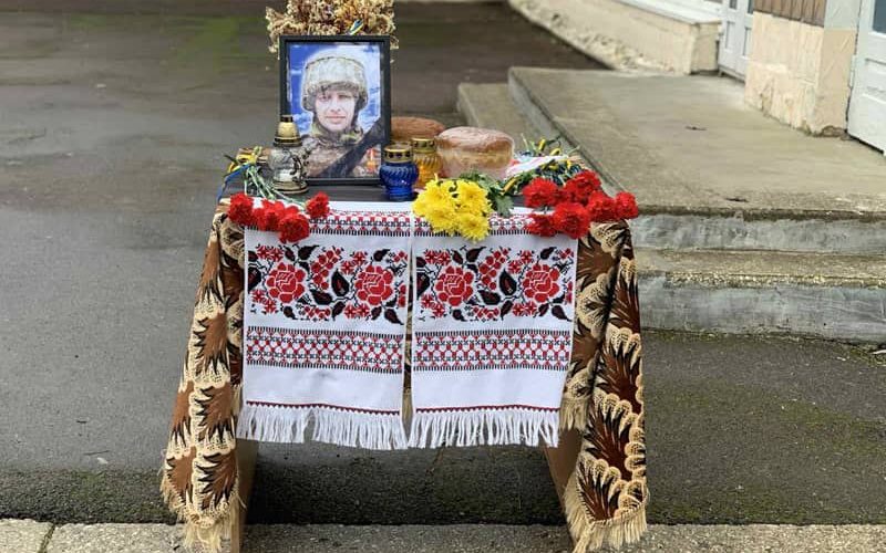 На фасаді Овруцького ліцею відкрили меморіальну дошку воїну-захиснику Олександру Крапивницькому