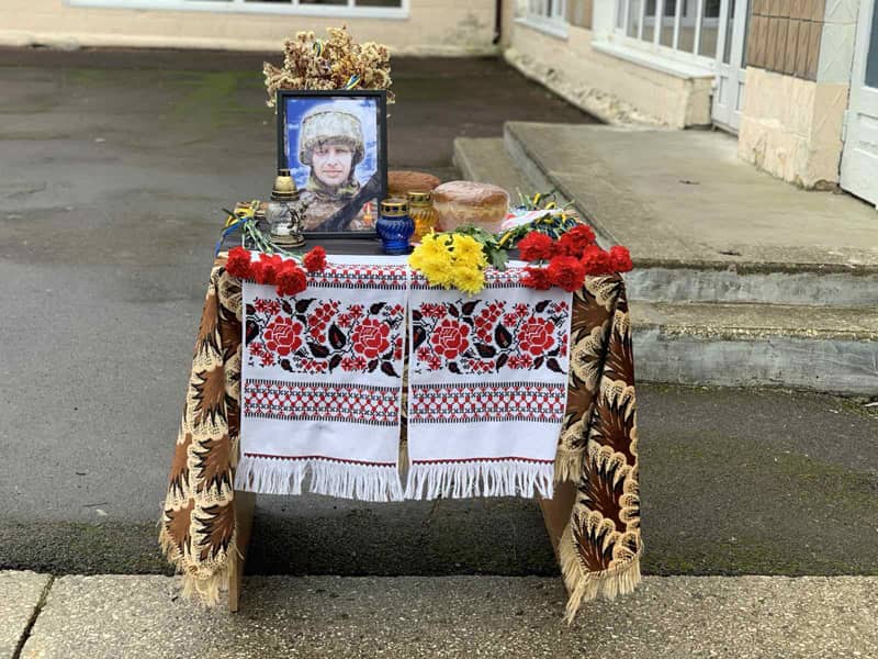 На фасаді Овруцького ліцею відкрили меморіальну дошку воїну-захиснику Олександру Крапивницькому
