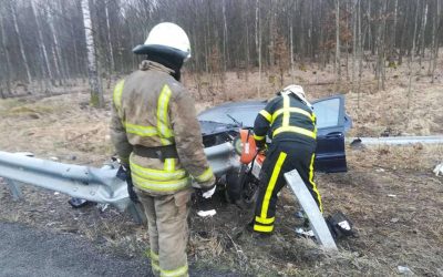 На трасі в Коростенському районі олевські рятувальники діставали водія з Mercedes, пасажир загинув