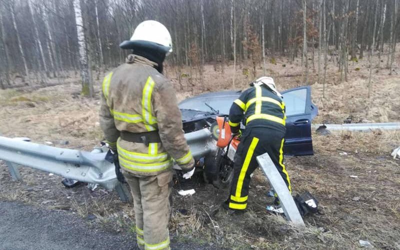 На трасі в Коростенському районі олевські рятувальники діставали водія з Mercedes, пасажир загинув