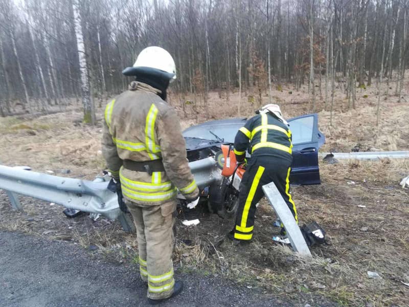 На трасі в Коростенському районі олевські рятувальники діставали водія з Mercedes, пасажир загинув