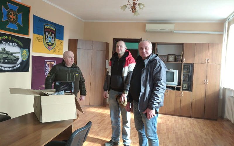 Овруцька громада передала захисникам теплевізори та ретранслятор