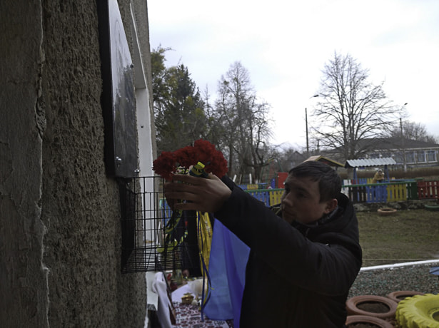 У селі Овруцької громади на фасаді встановили меморіальну дошку захиснику Максиму Андросовичу
