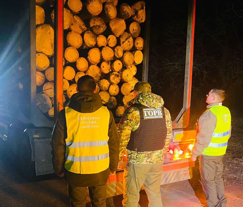 На Коростенщині прикордонники зупинили дві вантажівки, які незаконно перевозили лісодеревину