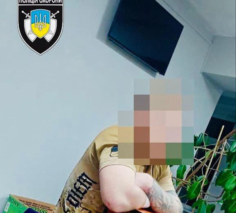 Уночі п’яний чоловік вдерся до Малинського ліцею, розтрощивши двері