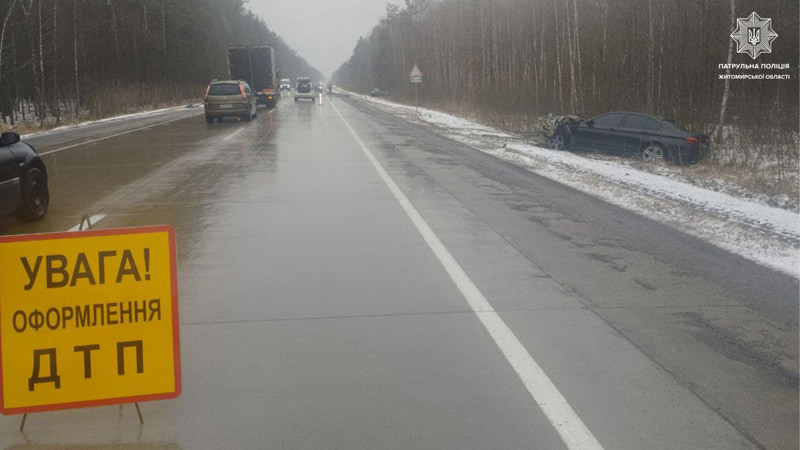 На трасі в Коростенському районі зіткнулися два автомобілі, є постраждалі (ВІДЕО)