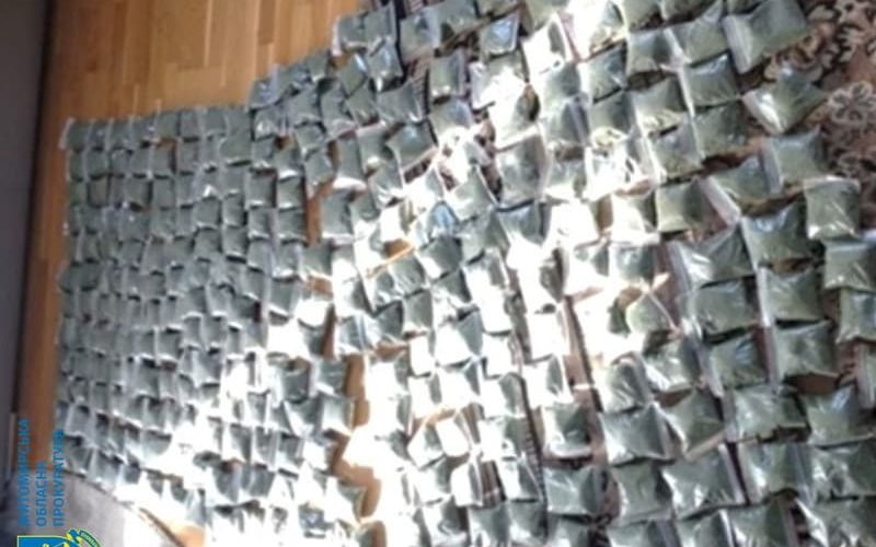 Житель Овруча сяде за ґрати на 9 років за зберігання бурштину, зброї, боєприпасів та збуті наркотиків