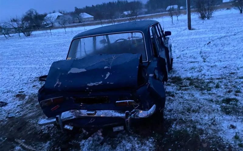 У селі Лугинської громади сталася ДТП: рятувальники деблокували з автівки травмовану жінку