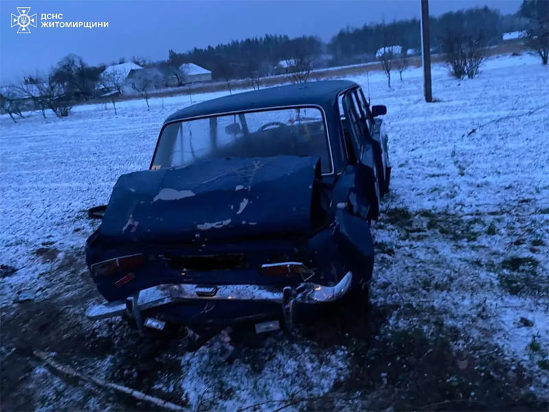 У селі Лугинської громади сталася ДТП: рятувальники деблокували з автівки травмовану жінку