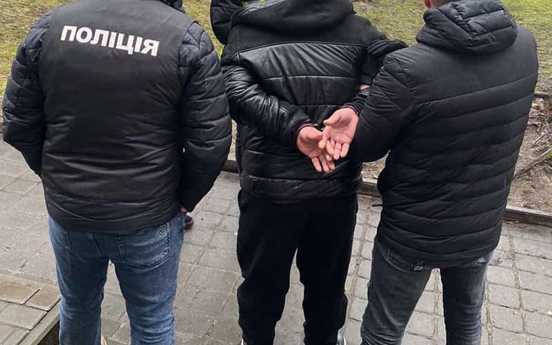 Керівник благодійної організації за 2000 доларів обіцяв жителю Житомирщини переправити через кордон
