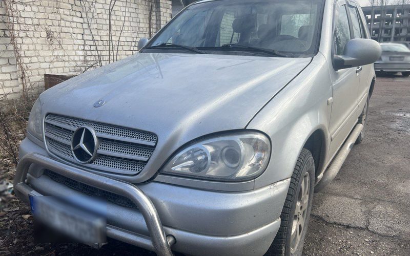 На Житомирщині затримали жінку, яка продавала гуманітарні автомобілі для ЗСУ