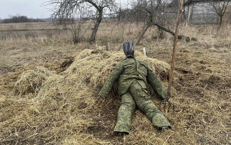 На Житомирщині спалили “опудало зла” у російській формі