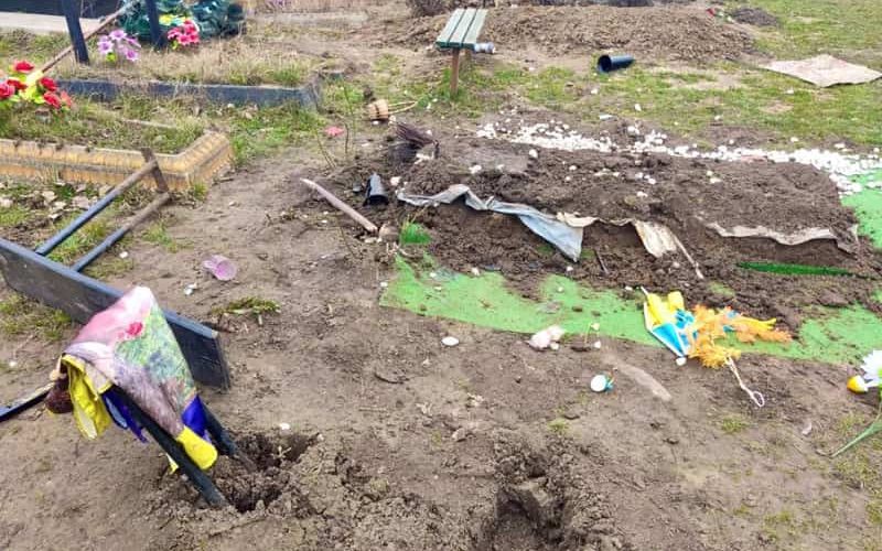 У Житомирській області чоловік пошкодив могилу військового через ревнощі