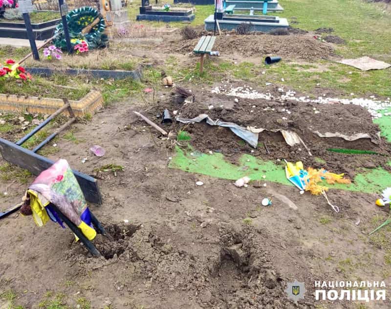 У Житомирській області чоловік пошкодив могилу військового через ревнощі