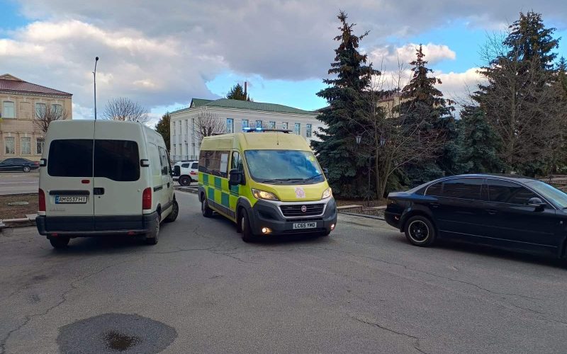 Малинська лікарня отримала реанімобіль, який з Лондона доставили волонтери