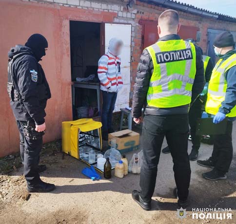 Перевозив наркотики у сумці для доставки їжі – на Житомирщині викрили міні-лабораторію