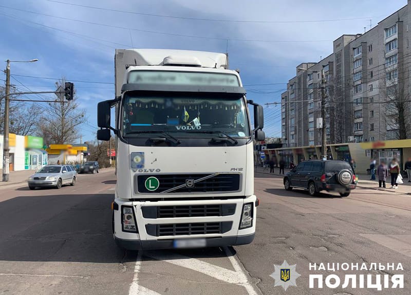 На автодорозі в Житомирі вантажівка збила дівчинку
