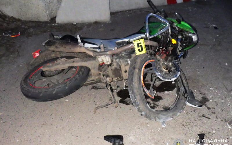 На Олевщині п’яний мотоцикліст в’їхав у бетонні блоки: дві пасажирки – в реанімації