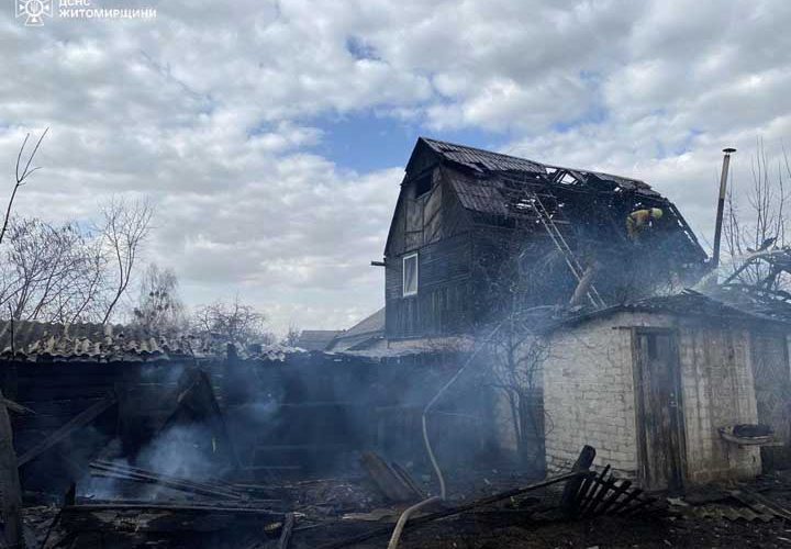 В Олевську через самовільне спалювання сухої трави зайнялися дві господарські споруди