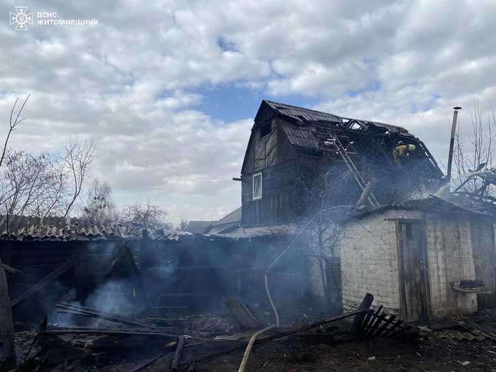 В Олевську через самовільне спалювання сухої трави зайнялися дві господарські споруди