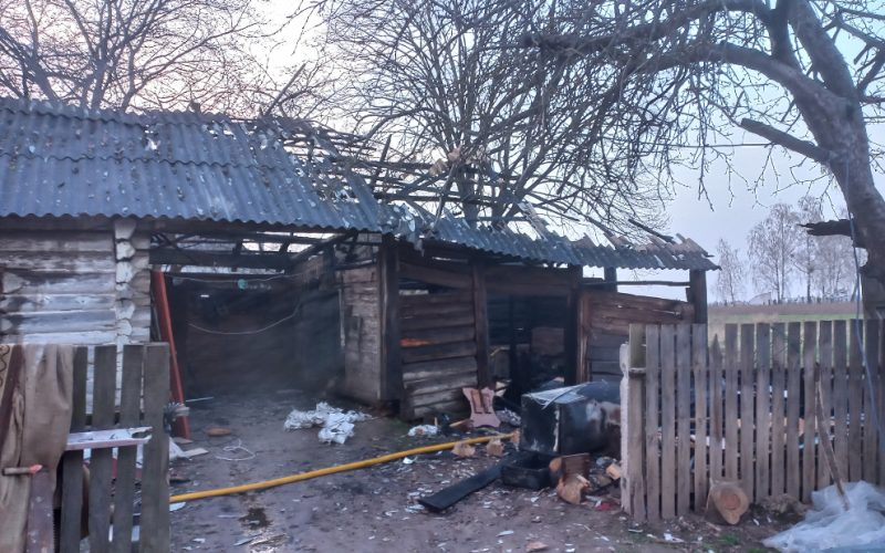 У селі на Овруччині горіла дерев’яна будівля: вогонь ледь не охопив сусідній будинок