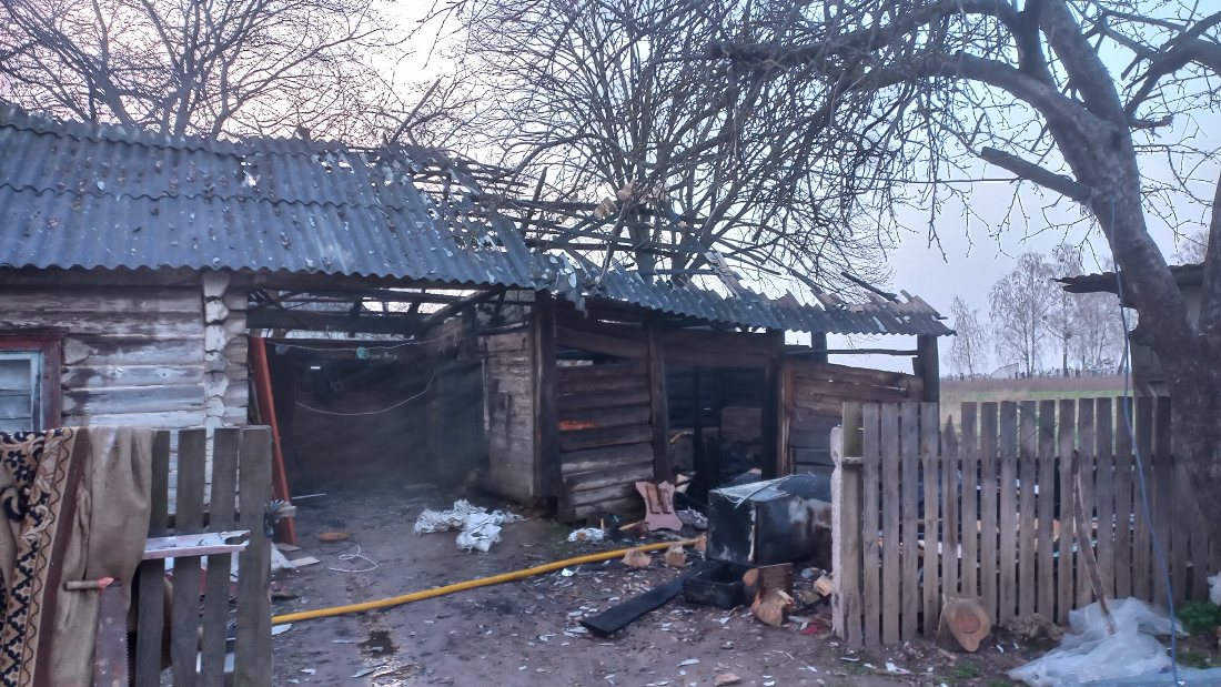 У селі на Овруччині горіла дерев’яна будівля: вогонь ледь не охопив сусідній будинок